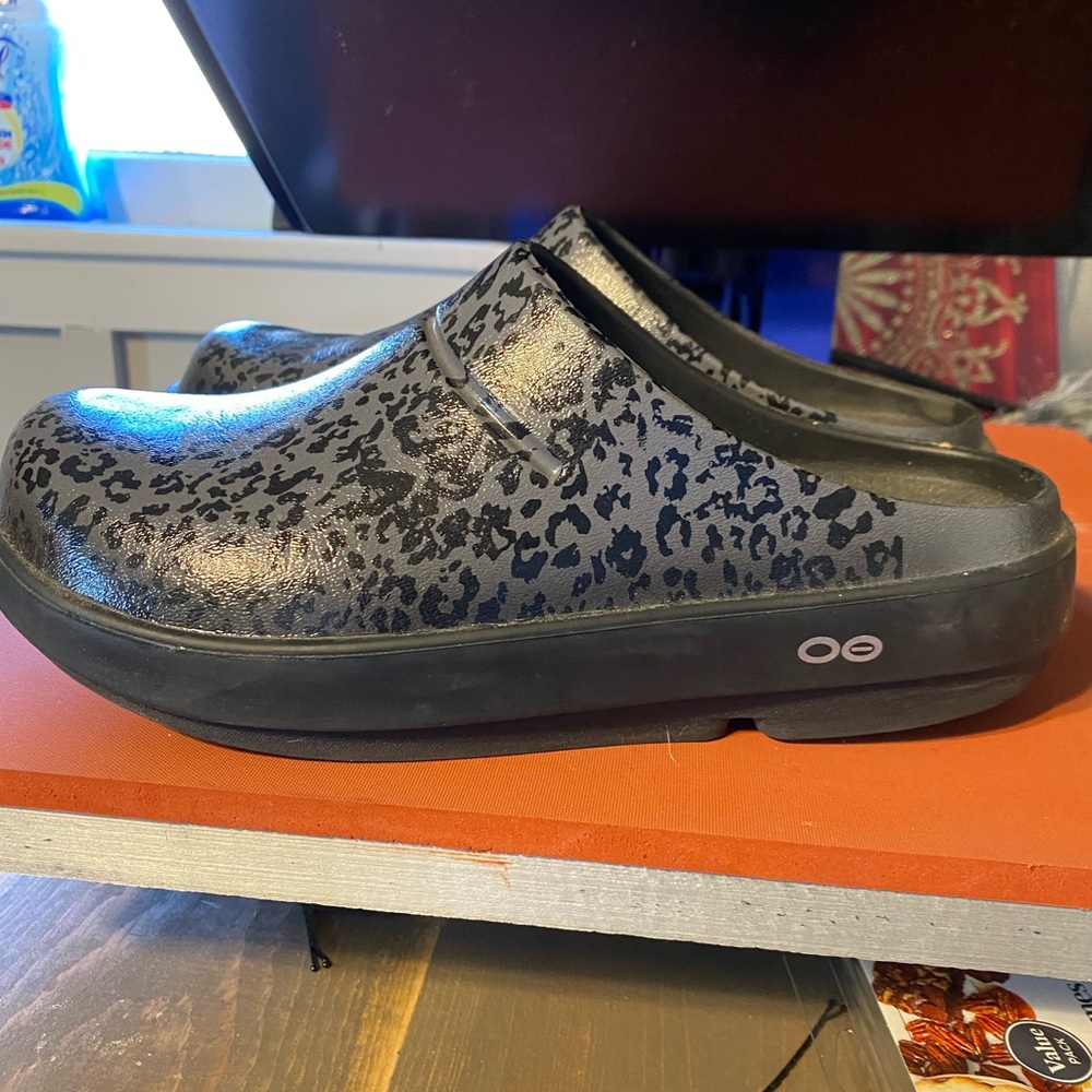 Oofos women’s size 8 only worn twice.